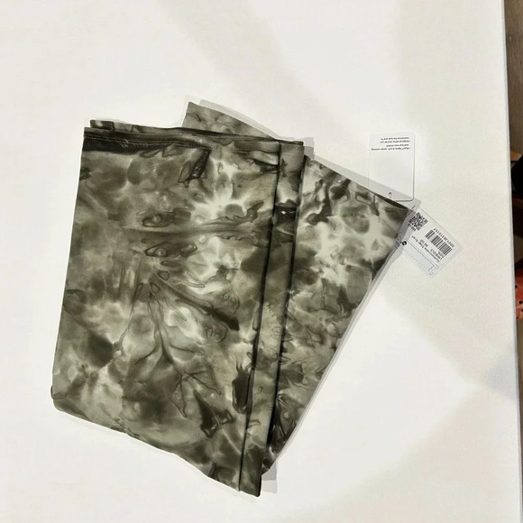 New Lululemon Customizable Snap Scarf - Picture 14 of 14